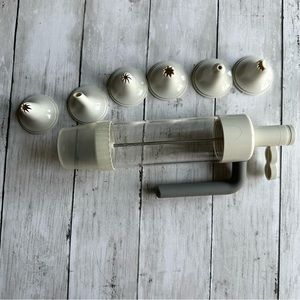 PREOWNED THE PAMPERED CHEF ICING KIT EASY ACCENT DECORATOR 1778